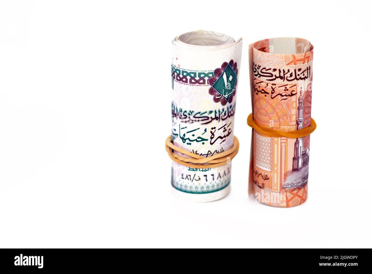 Égypte rouleau d'argent du nouveau premier égyptien 10 LE EGP dix livres plastique polymère billet et l'ancienne note de papier isolé sur fond blanc, pou égyptien Banque D'Images