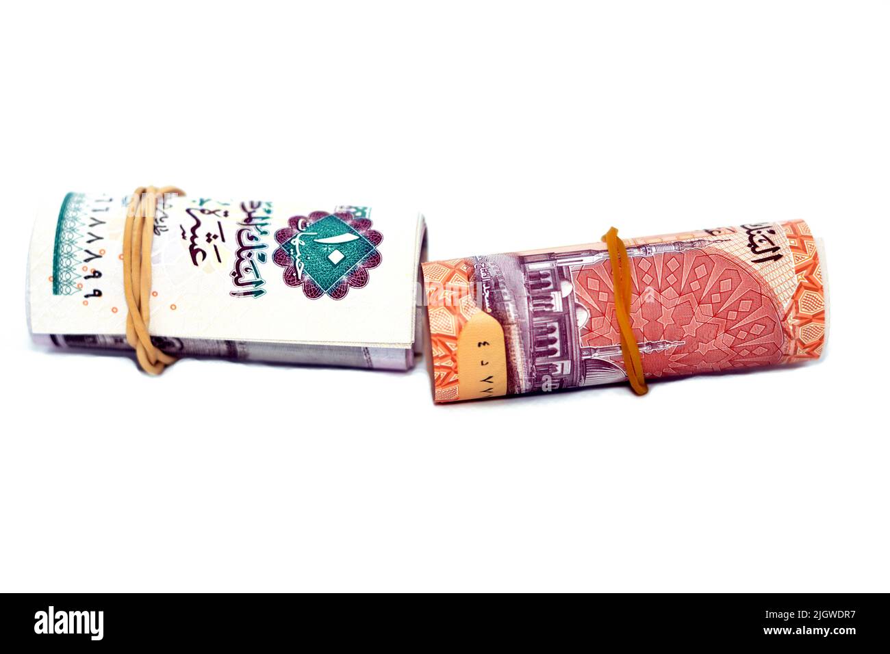 Égypte rouleau d'argent du nouveau premier égyptien 10 LE EGP dix livres plastique polymère billet et l'ancienne note de papier isolé sur fond blanc, pou égyptien Banque D'Images