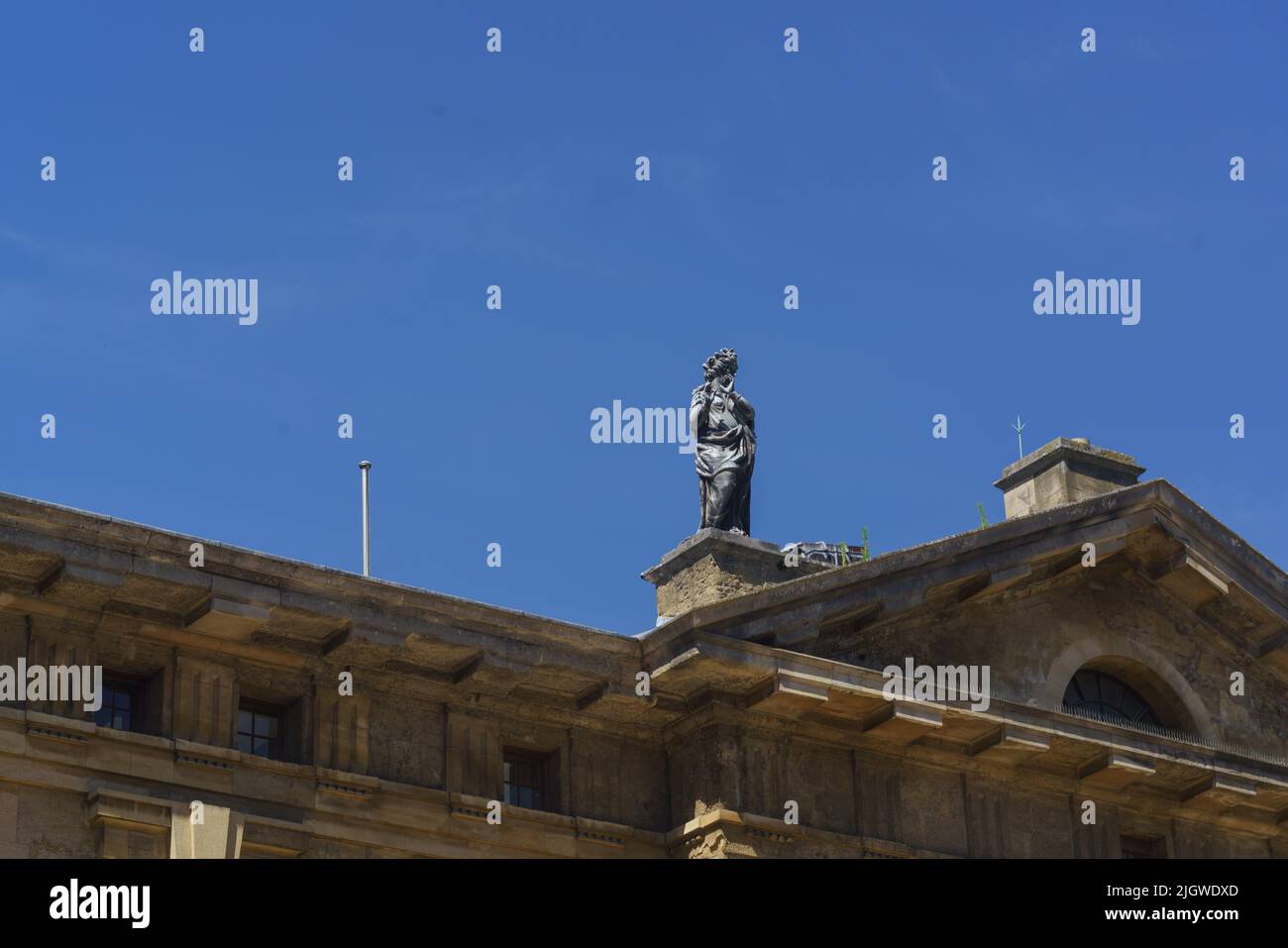 Statues (muses) sur le toit du Clarendon Building, Oxford, Royaume-Uni. En remplacement des originaux, ils sont faits de fibre de verre. Banque D'Images