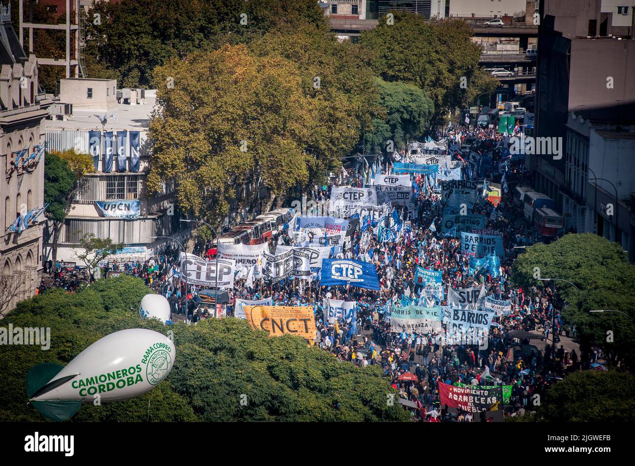 Une photo en grand angle des manifestants lors du rassemblement de la journée des travailleurs à Buenos Aires, en Argentine Banque D'Images