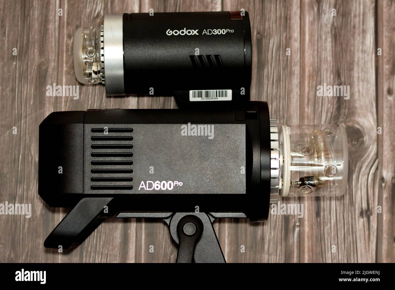 Le Caire, l'Egypte, 11 juin 2022: Une tête flash d'extérieur portable Godox AD600 Pro et Godox AD300 Pro avec batteries lithium-ion isolées sur un backgrou en bois Banque D'Images
