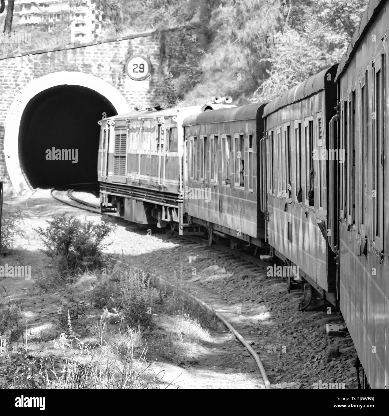 Toy train se déplaçant sur la pente de montagne, belle vue, un côté montagne, un côté vallée se déplaçant sur le chemin de fer à la colline, parmi la forêt naturelle verte.Toy t Banque D'Images