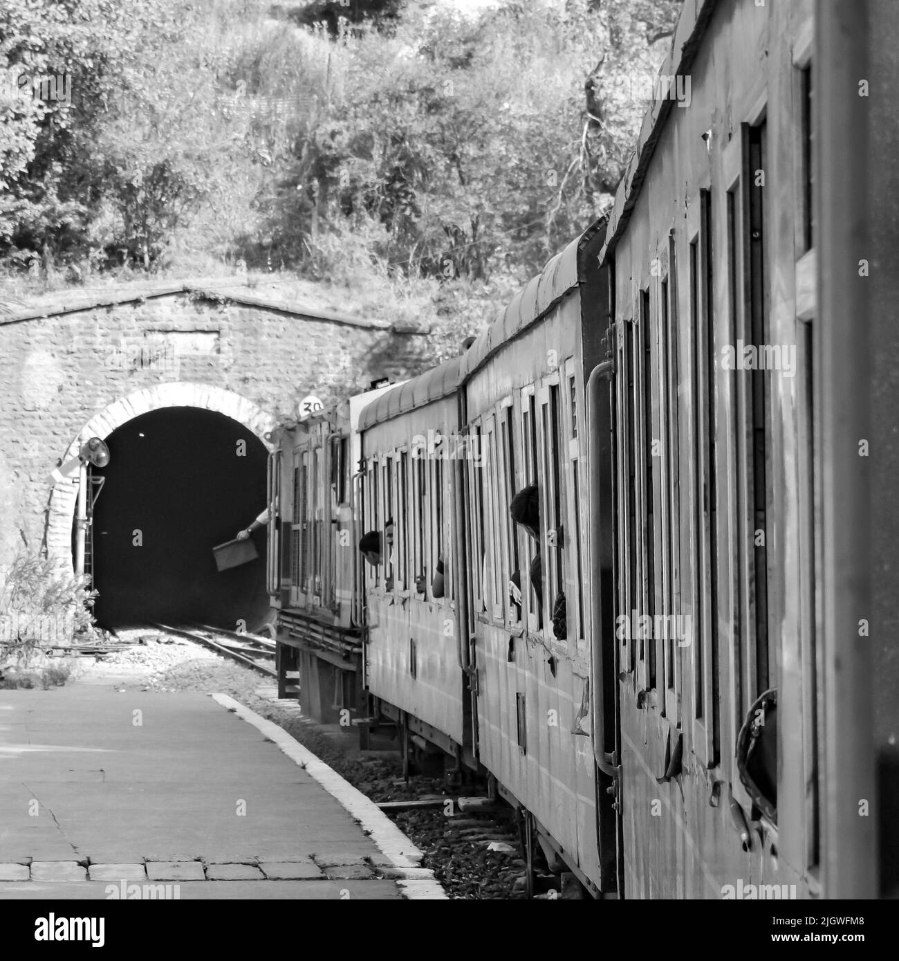 Toy train se déplaçant sur la pente de montagne, belle vue, un côté montagne, un côté vallée se déplaçant sur le chemin de fer à la colline, parmi la forêt naturelle verte.Toy t Banque D'Images