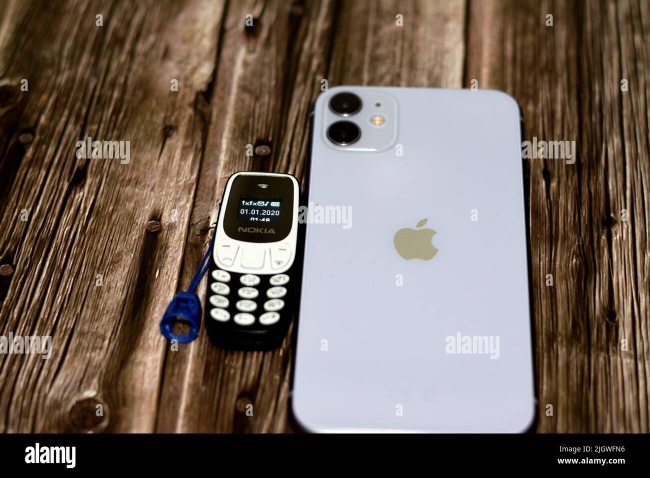 Le Caire, l'Egypte, 11 juin 2022: Apple iPhone 11 avec 6,1inch liquide Retina HD haute définition écran et un petit vieux mini téléphone cellulaire Nokia avec un ke Banque D'Images