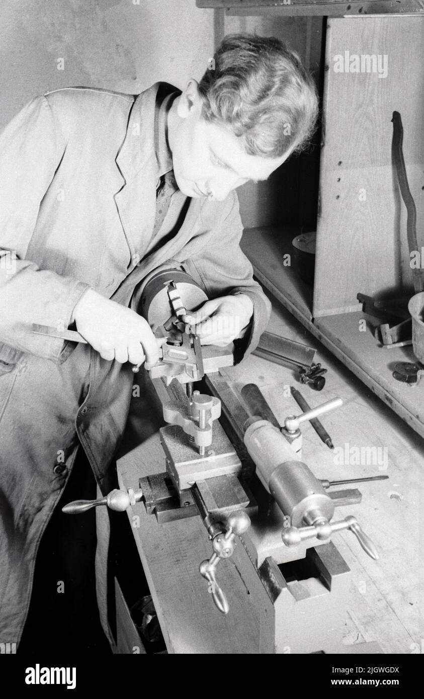 Mechaniker und Techniker der Heinz Reichmann GmbH, einem Dienstleister für die Reparatur von Registrierkassen, in der Friedrichstraße 193 à Berlin, BEI der Arbeit, Deutschland 1947. Banque D'Images