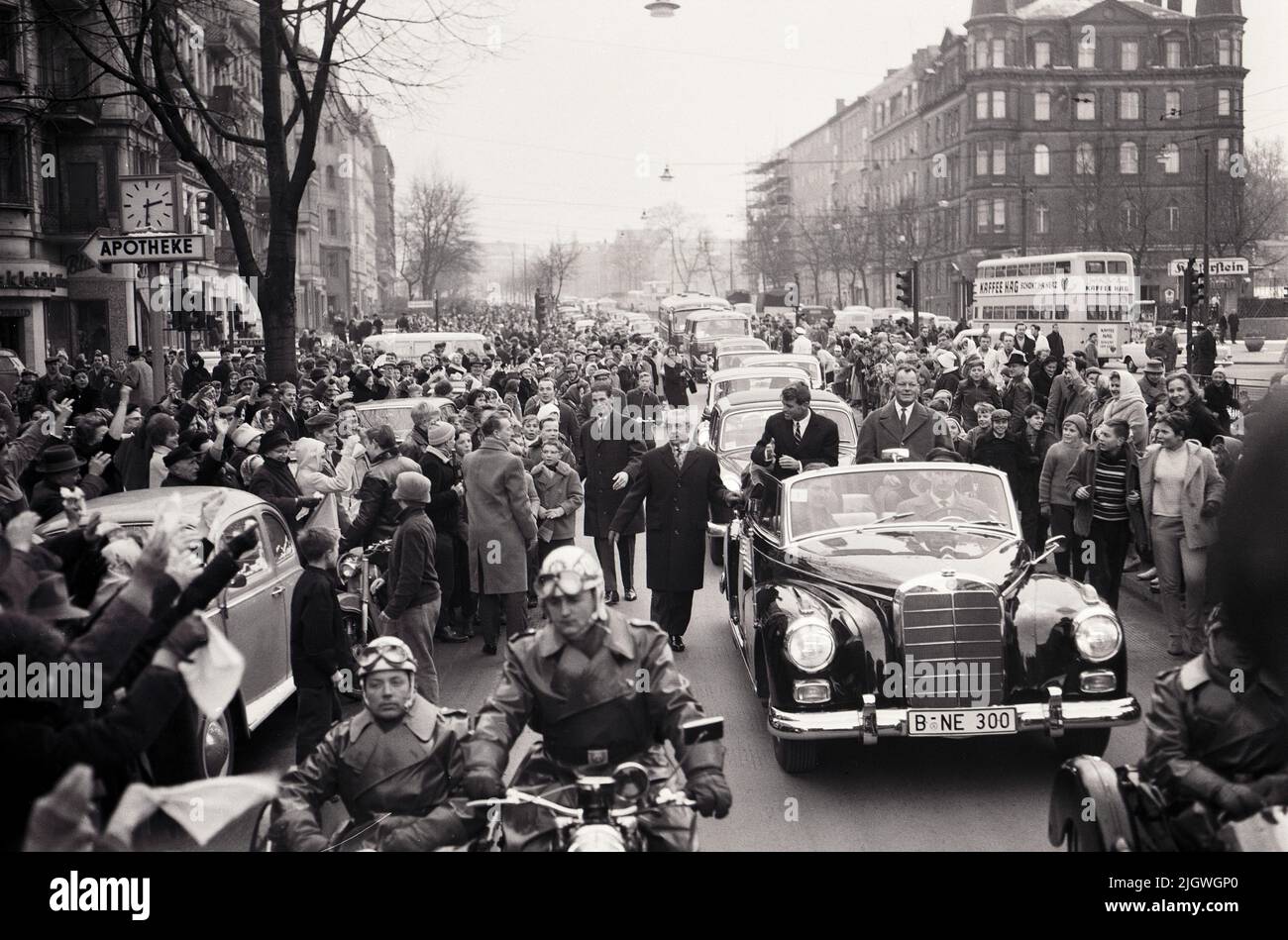 Robert F. Kennedy mit Gattin Ethel à Berlin 1962 - Original-Bildunterschrift: Tausende und abertausende von begeister jubelnden Berlinern säumten die Straßen BEI Robert F. Kennedys Fahrt vom Flughafen zum Potsdamer Platz, Deutschland 1962. Banque D'Images