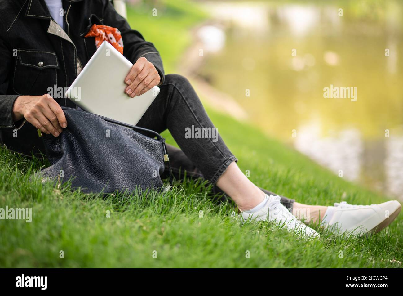 Gros plan d'une femme assise sur l'herbe Banque D'Images