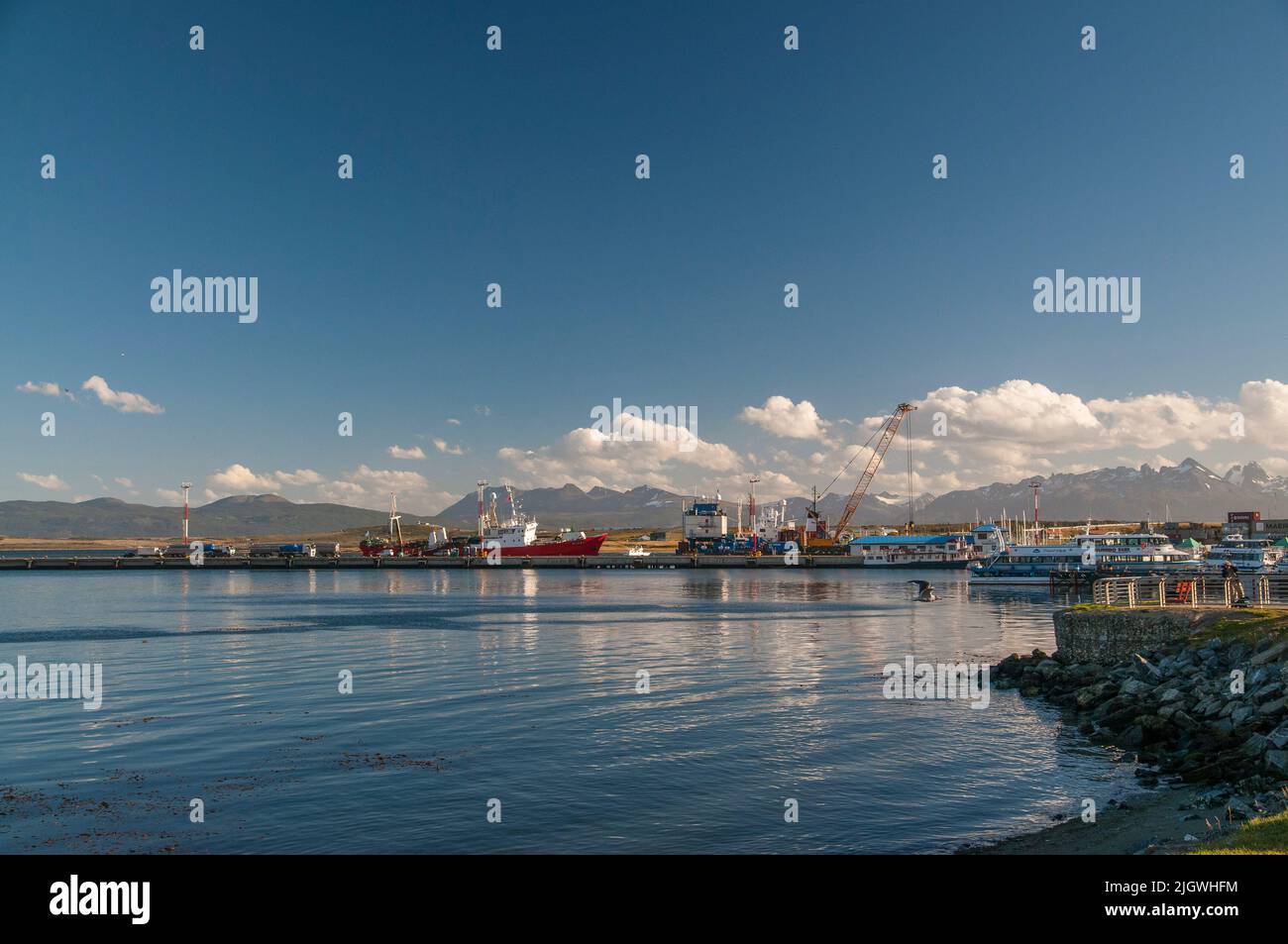 Vue panoramique sur les bateaux amarrés au port d'Ushuaia par une journée ensoleillée en Argentine Banque D'Images