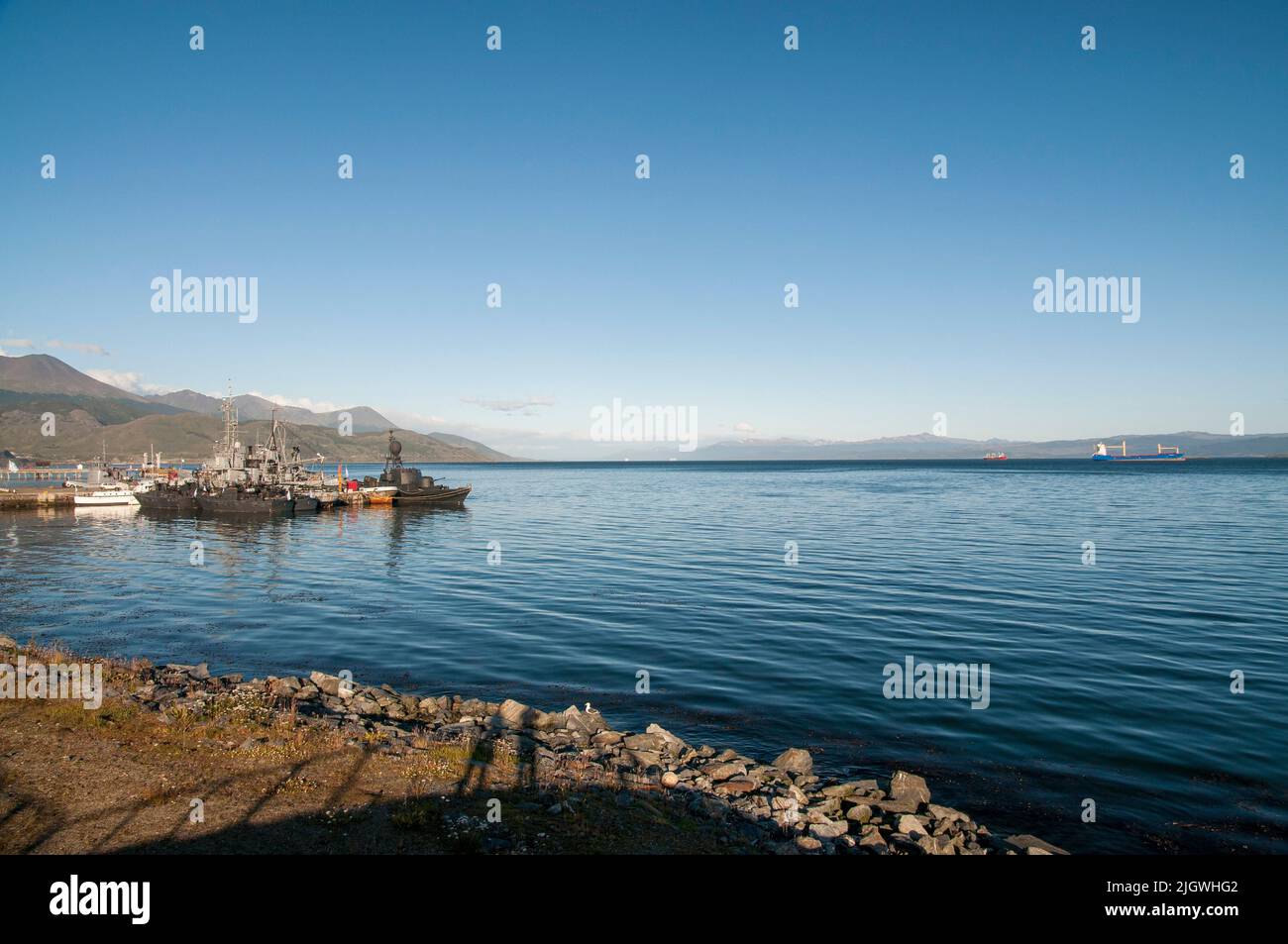 Vue panoramique sur les bateaux amarrés au port d'Ushuaia par une journée ensoleillée en Argentine Banque D'Images