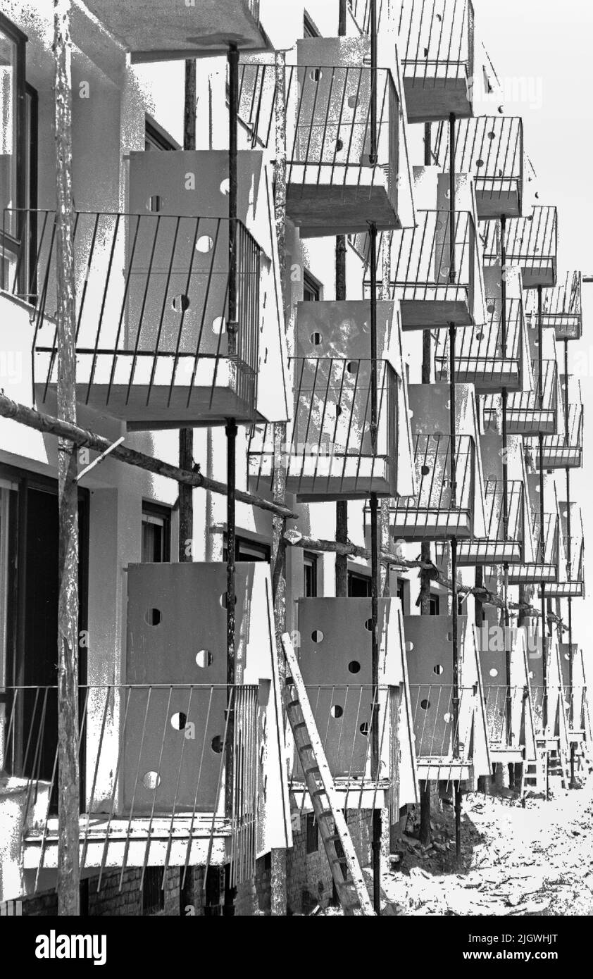 Original-Bildunterschrift: Moderne Linienführung zeigen die Balkons am Wohnblock in der Kurürstenstraße, der jetz tnach Entwürfen des Architekten Walter Kuhnert im sozialen Wohnungsbauprogramm erstellt wird, Berlin, Deutschland 1955. Banque D'Images