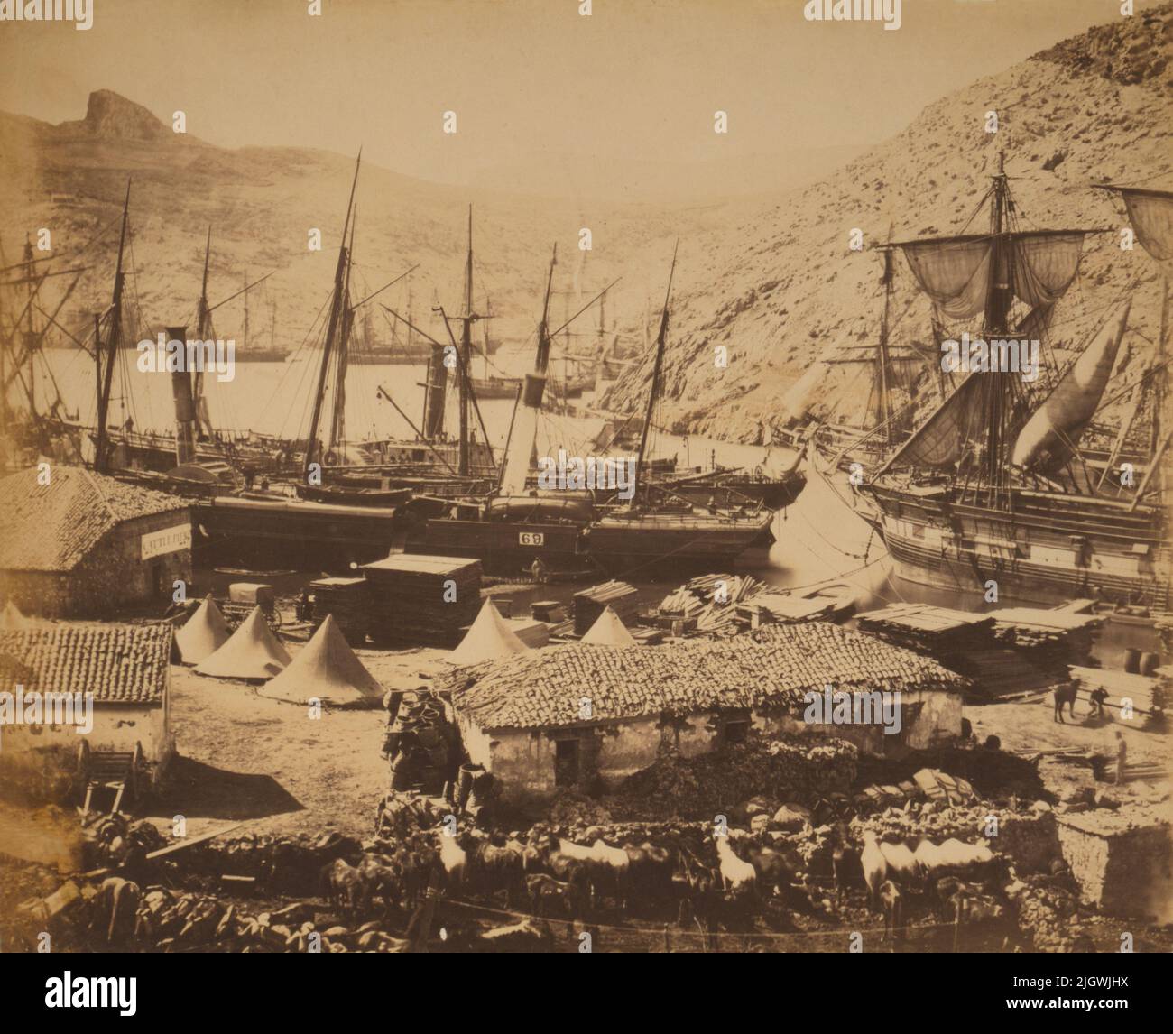 Une photo vintage vers 1855 de bateaux à aubes britanniques et de voiliers à quai dans le port de Balaklava pendant la guerre de Crimée de 1853 à 1856 Banque D'Images
