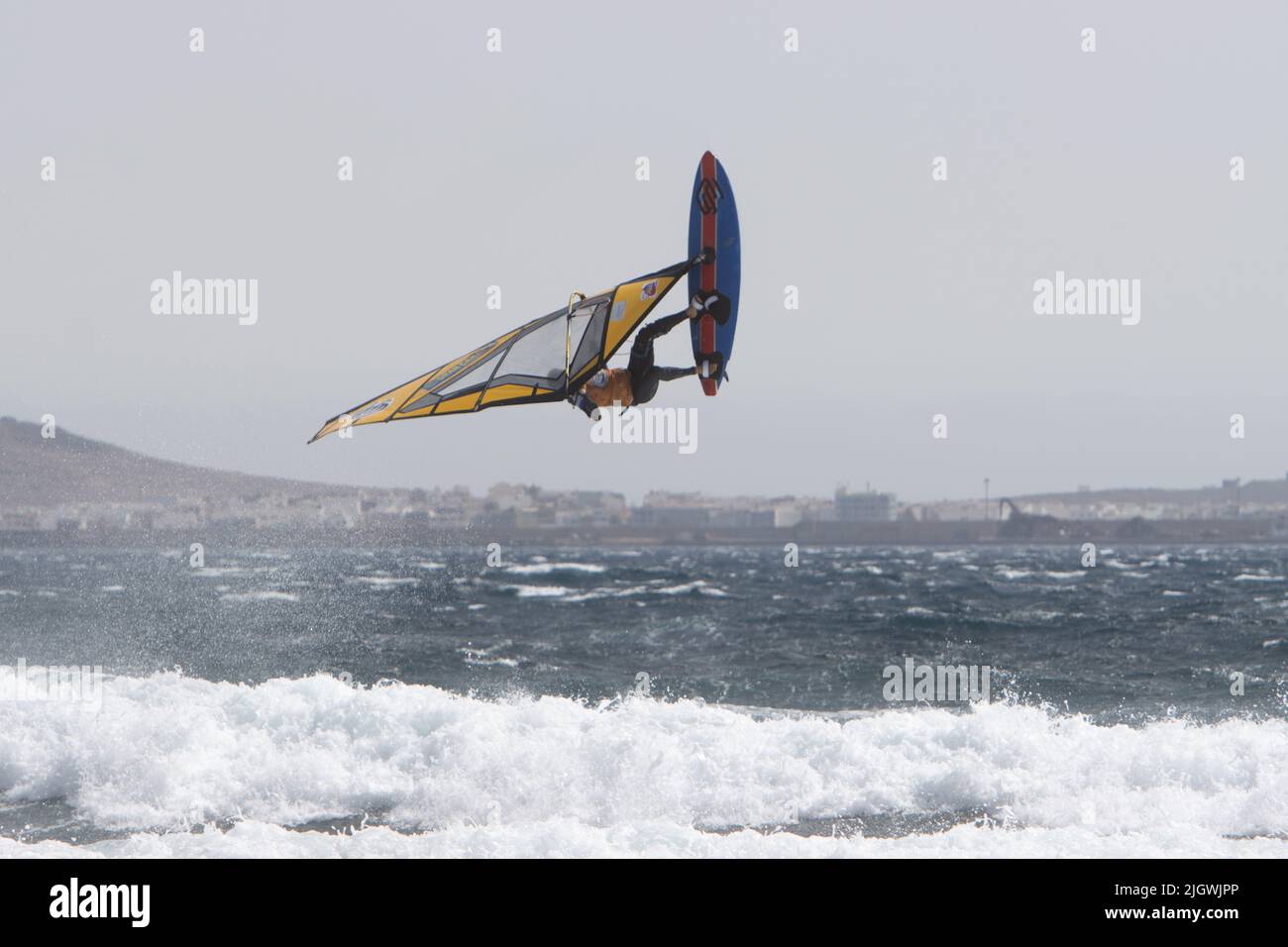 Gran canaria, España - Julio 15, 2022: Les surfeurs profitent d'une journée hivernale venteuse à Pozo Izquierdo sur PWAworldtour 2022. Session finale Banque D'Images