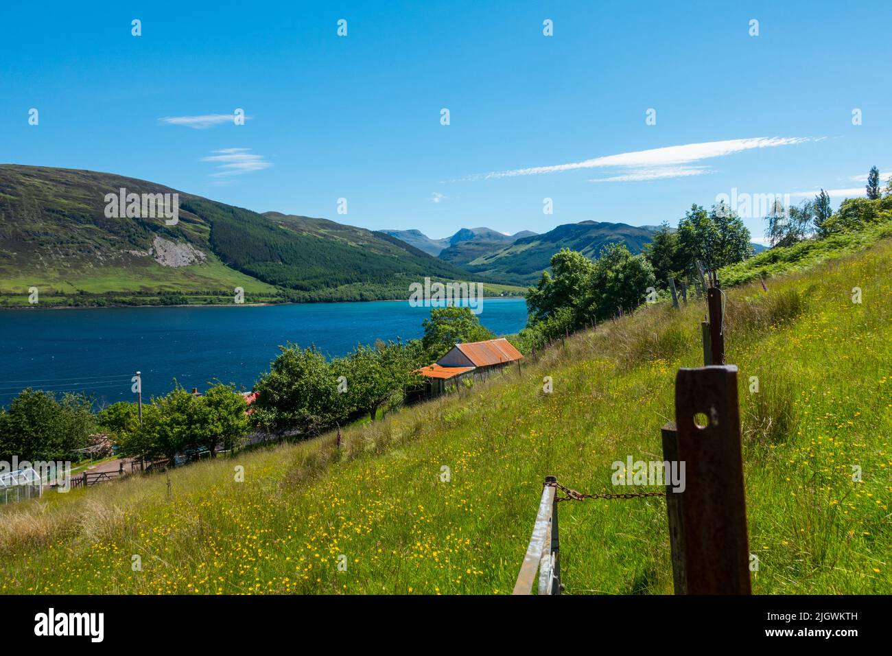 Vue sur Loch Broom depuis Letters vers Inverleal Forest et Beinn Dearg Mountain, Northwest Highlands, Écosse, Royaume-Uni. Banque D'Images