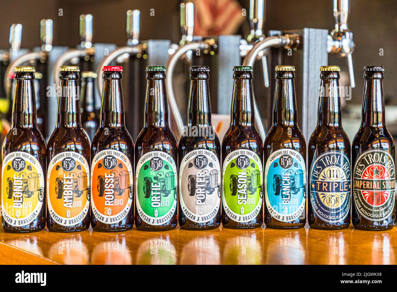 Quatre des bières phares de la brasserie et deux bières saisonnières (printemps et été) étaient vendues en bouteilles à la Brasserie des Trois Becs lorsque Georg est passé en juin 2022, Gigors-et-Lozeron, Drôme, France. Les bières d'automne et d'hiver, par souci de complétude, portent encore le design de bouteille de l'année précédente. Deux bouteilles à droite sont étiquetées « Triple » et « Imperial Stout ». Le scientifique agricole Emmanuel Feraa a fondé la brasserie biologique en 2015. Elle cultive une grande partie de son propre houblon et orge sur place. Banque D'Images
