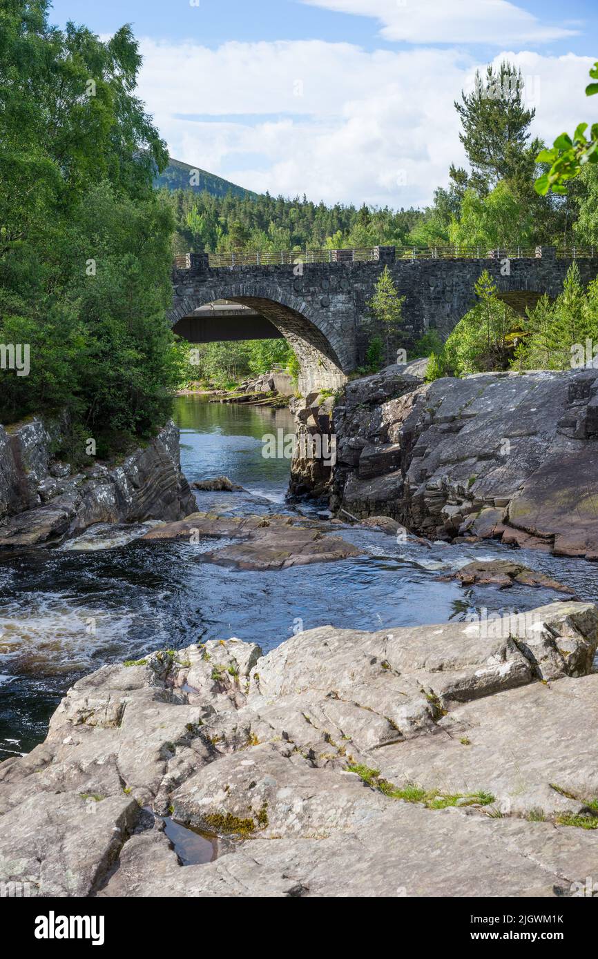 Le pont Old Blackwater est maintenant remplacé par un pont moderne sur le A835, Blackwater,Garve,Scotland,UK. Banque D'Images
