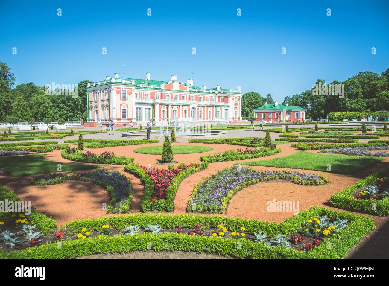 Une belle photo du palais Kadriorg avec un jardin fleuri en premier plan en Estonie, Tallinn Banque D'Images