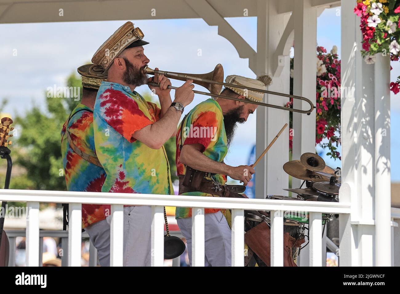 Un groupe joue sous un belvédère dans la zone principale du spectacle le deuxième jour du Great Yorkshire Show à Harrogate, Royaume-Uni, le 7/13/2022. (Photo de Mark Cosgrove/News Images/Sipa USA) Banque D'Images
