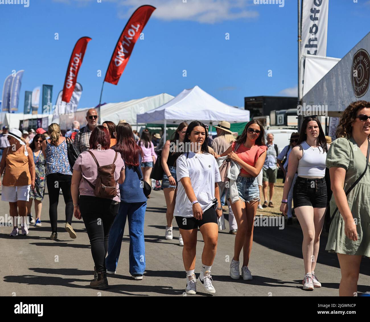 Les amateurs de spectacle explorent les neiges le deuxième jour du Great Yorkshire Show à Harrogate, Royaume-Uni, le 7/13/2022. (Photo de Mark Cosgrove/News Images/Sipa USA) Banque D'Images