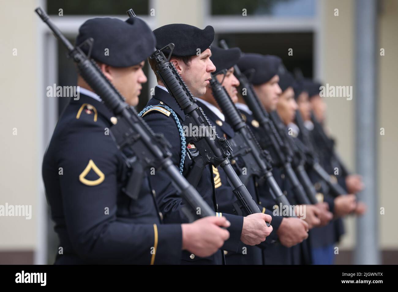 13 juillet 2022, Bavière, Grafenwöhr : les soldats américains sont en garde lors de la visite du président allemand à Grafenwoehr. Photo: Daniel Karmann/dpa Banque D'Images