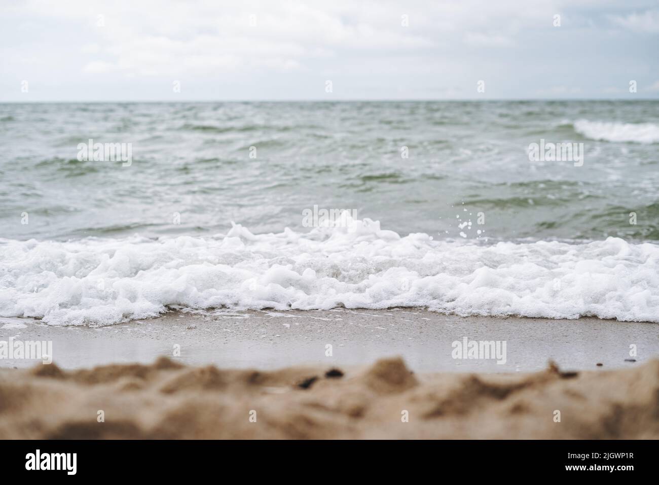 Plage de sable sur la mer Baltique en pleine tempête Banque D'Images