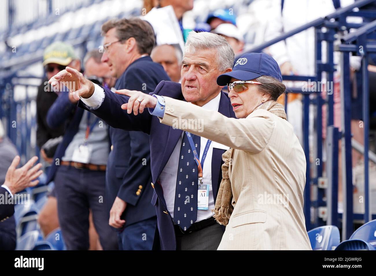 Le Princess Royal et le président du conseil d'administration de R&A Ian Pattinson observe depuis le stand-stand par le tee 1st pendant la quatrième journée d'entraînement de l'Open at the Old course, St Andrews. Date de la photo: Mercredi 13 juillet 2022. Banque D'Images