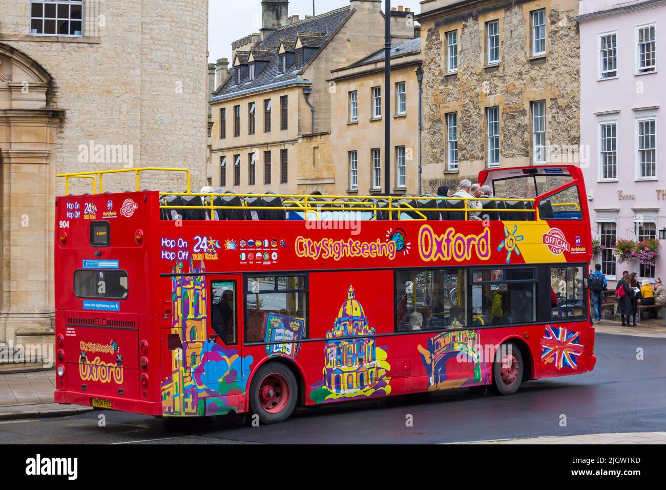 Bus Oxford CitySightSeeing à Oxford, Oxfordshire Royaume-Uni, lors d'une journée de pluie humide en août - bus touristique d'Oxford, bus à toit ouvert Banque D'Images