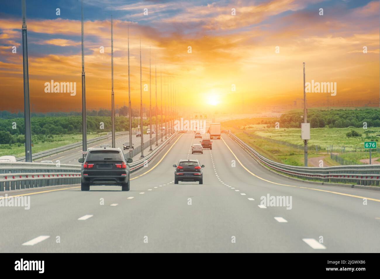 La circulation se bloque sur la route, heure de pointe sur l'autoroute de la ville de contournement avec vue en soirée au coucher du soleil Banque D'Images