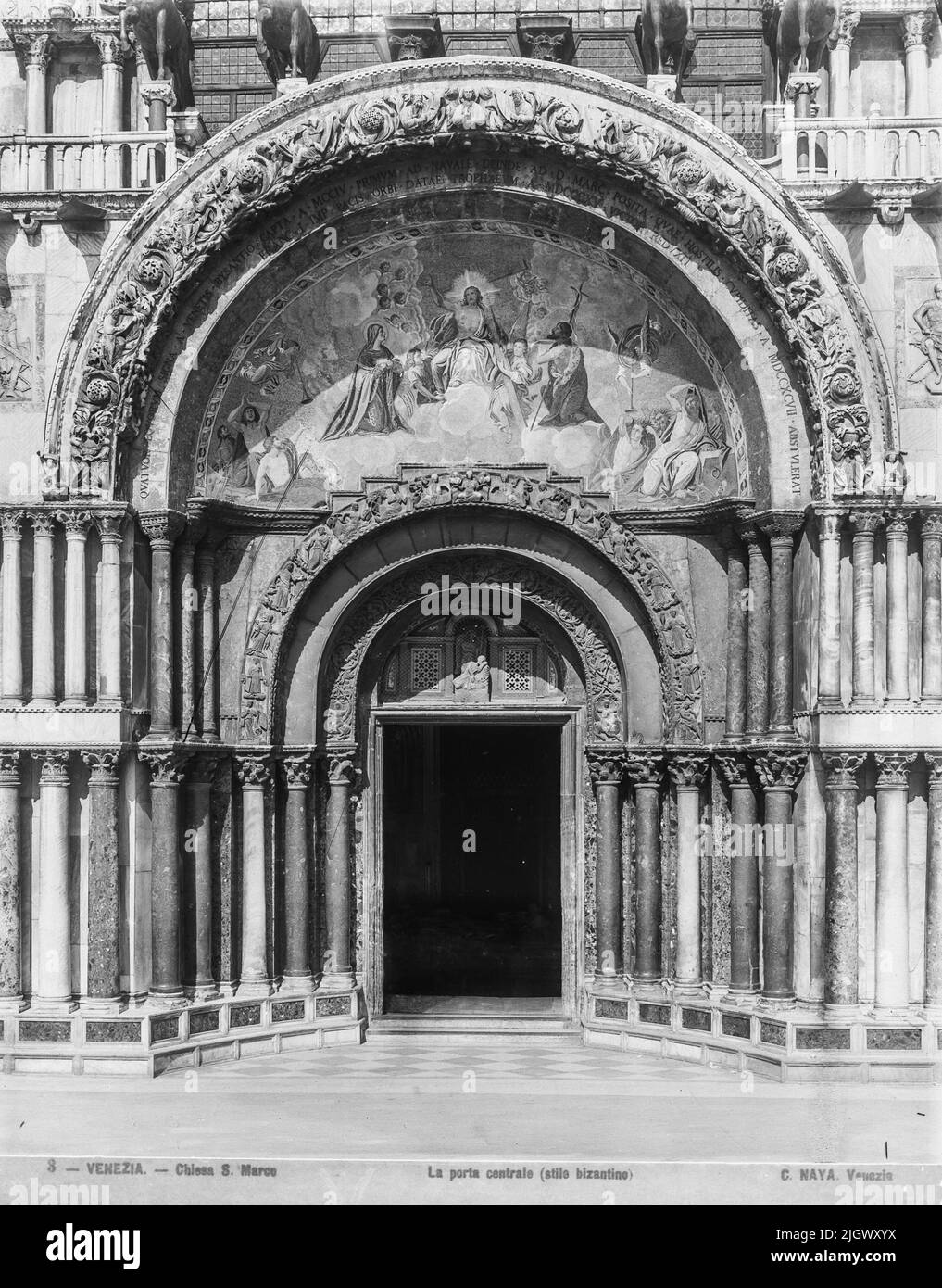 Le portail byzantin central de la basilique Saint-Marc fabriqué par Carlo Naya entre 1868 et 1882. L'archive historique de Naya-Bohm est une archive de 25000 plaques de verre, aujourd'hui numérisées, de photos de Venise de 1868 à 1882 (Carlo Naya), puis jusqu'à 1950 (Bohm). Banque D'Images