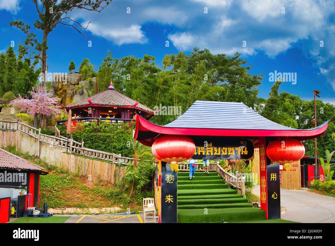Pavillons de style chinois et porte du complexe de divertissement Liangshan Khaokho à Khao Kho, province de Phetchabun, Thaïlande Banque D'Images