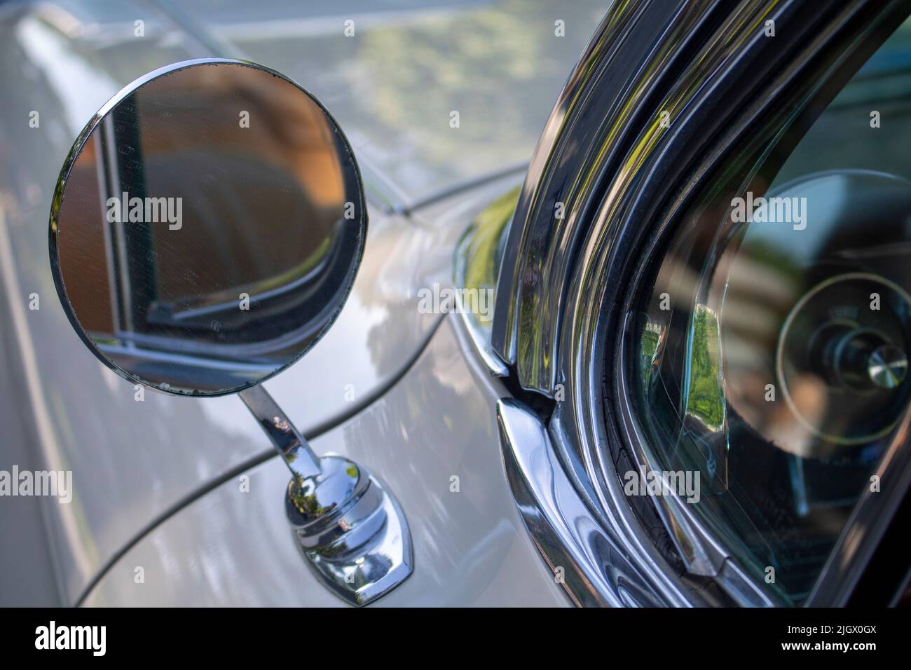 une vue arrière ronde et une image morose d'une voiture classique Banque D'Images