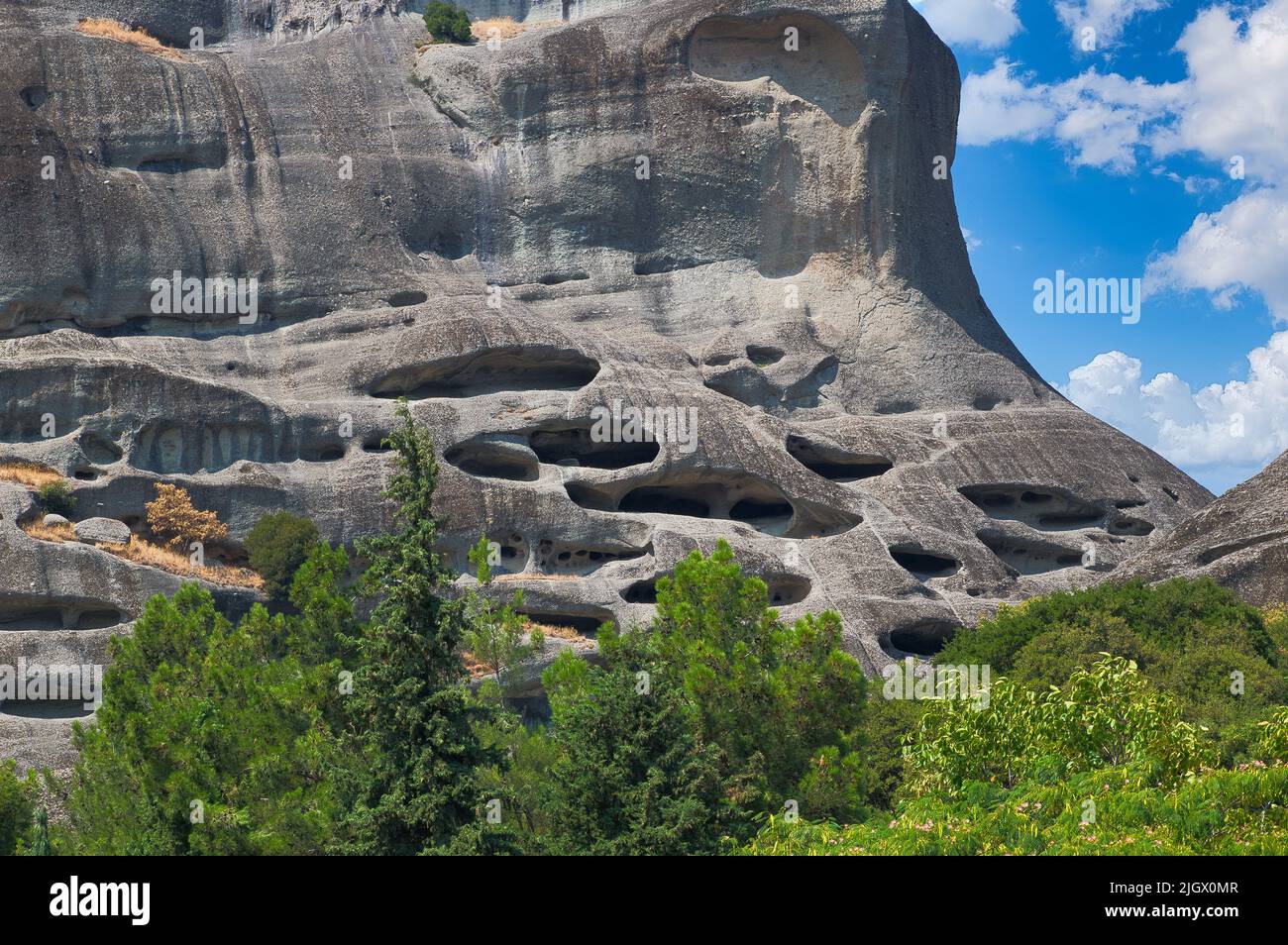 Le complexe Meteora est composé principalement de grès et de pavés de galets d'Oligocène et de Miocène, et les autres sont principalement des grès à grains grossiers. Banque D'Images