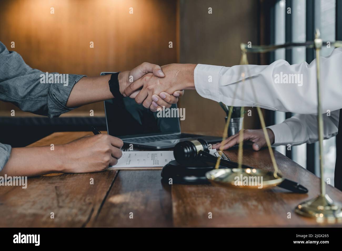 Business people shaking hands, finition des documents d'une signature. Réunion, contrat et avocat consulting concept. Banque D'Images