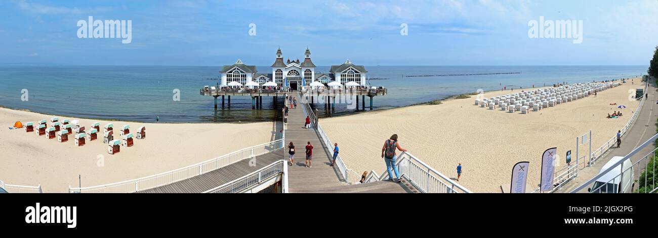 Belle jetée en bois à Sellin sur l'île allemande de Ruegen dans la mer Baltique Banque D'Images