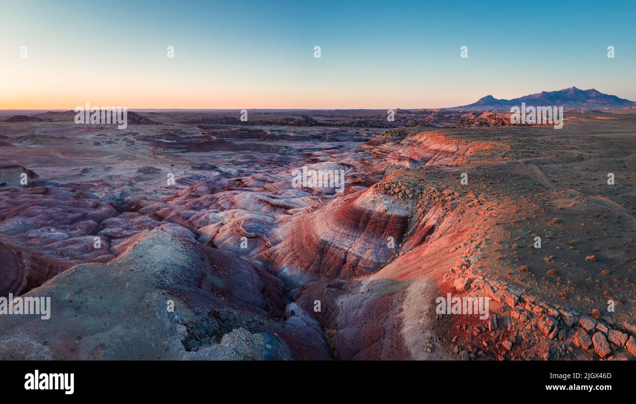 Paysage lunaire dans l'Utah. Les roches rouges brillent au lever du soleil Banque D'Images