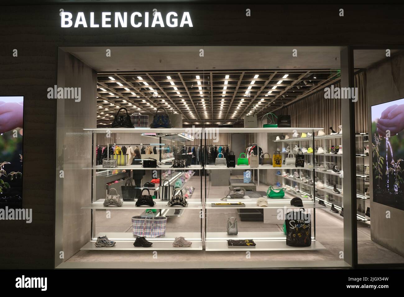 Magasin balenciaga Banque de photographies et d'images à haute résolution -  Alamy