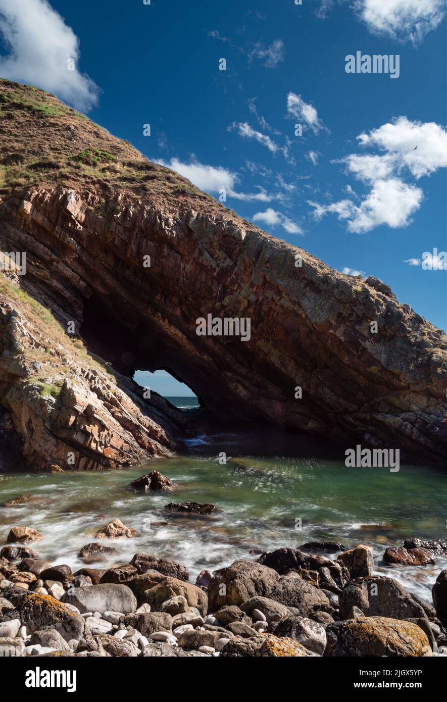 Une arche de mer naturelle près de Portknokie sur la côte nord-est de l'Écosse. Banque D'Images