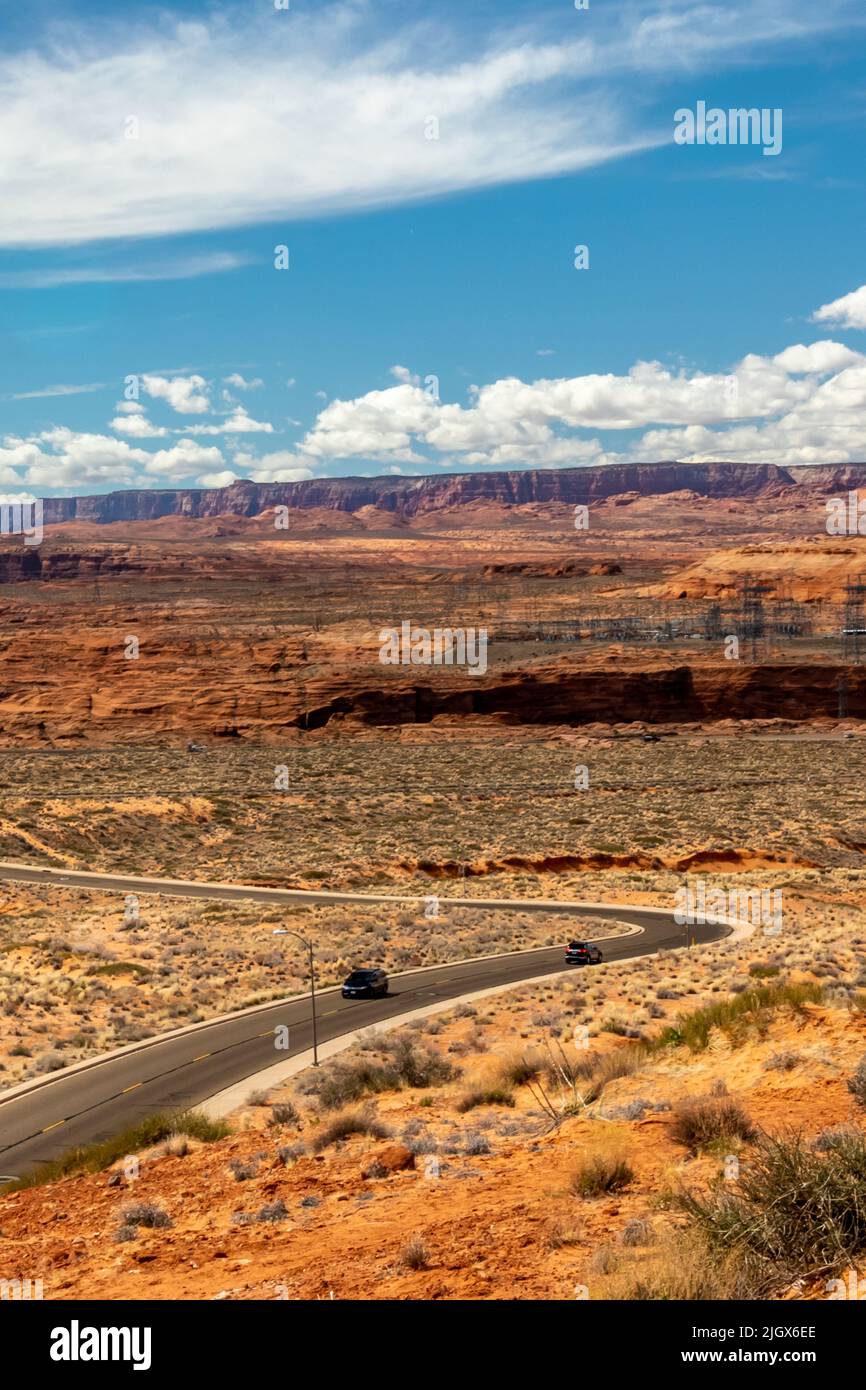 Les voitures descendent le long du désert par une autoroute pavée sur une terre qui ressemble à une autre planète, page, AZ Banque D'Images