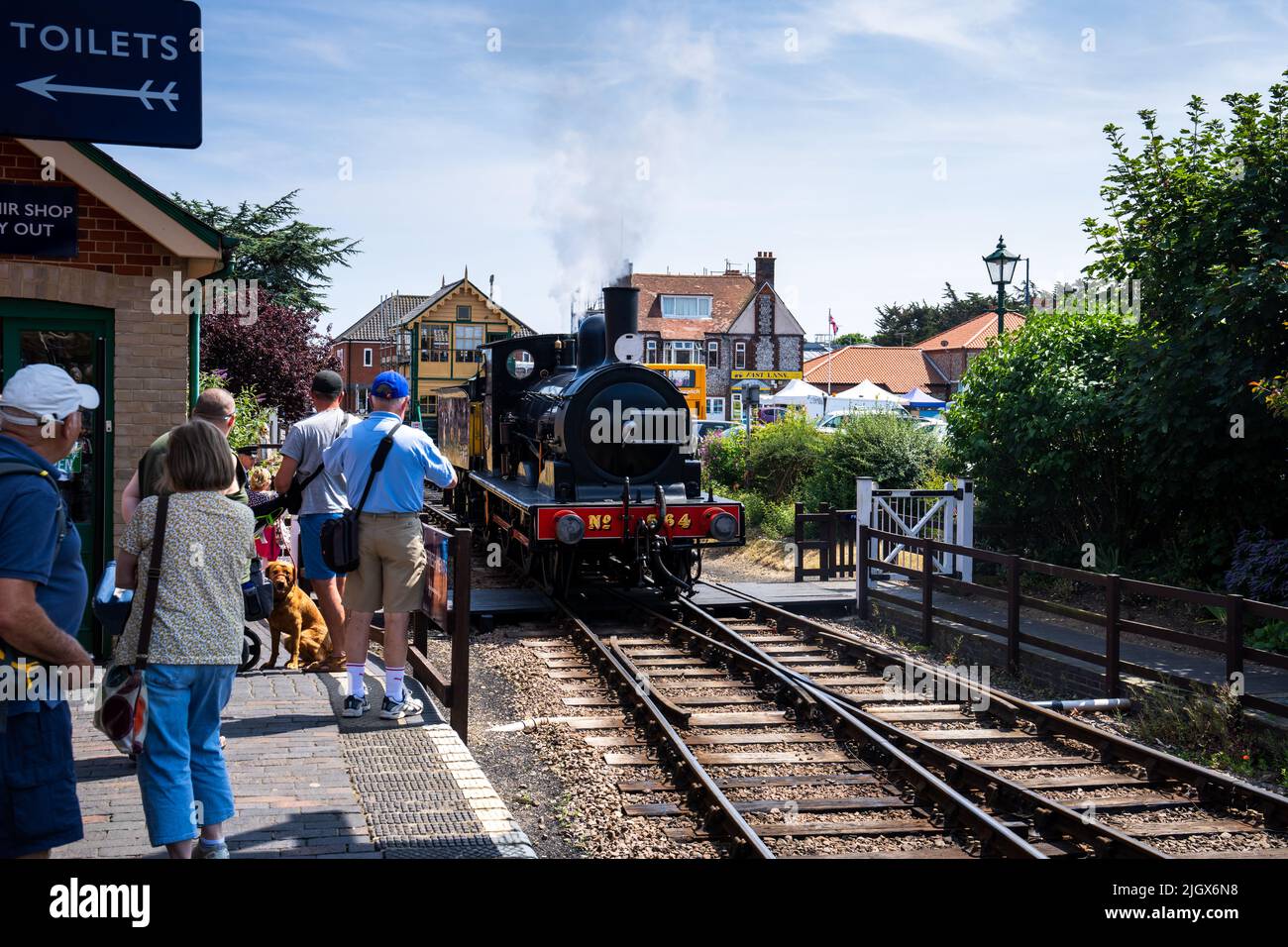 Vue sur les personnes marchant sur la plate-forme de la gare de Sheringham le jour de l'été Banque D'Images