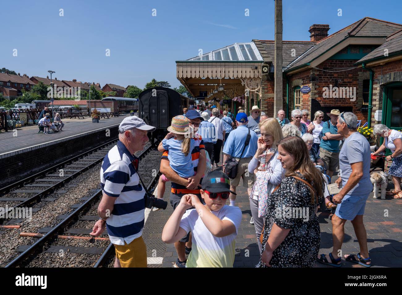 Vue sur les personnes marchant sur la plate-forme de la gare de Sheringham le jour de l'été Banque D'Images