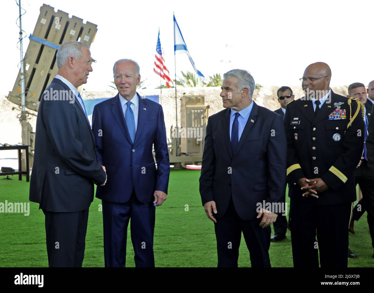 Tel Aviv, Israël. 13th juillet 2022. Le président américain Joe Biden (2nd, L), le premier ministre israélien Yair Lapid, le ministre de la Défense israélien Benny Gantz (L) et l'Attache de la Défense américaine en Israël le brigadier général Shawn A. Harris (R) se tiennent devant le système de défense Iron Dome d'Israël lors d'une visite à l'aéroport Ben Gurion près de tel Aviv, Israël mercredi, 13 juillet 2022. Photo de piscine par GIL Cohen-Magen/UPI crédit: UPI/Alay Live News Banque D'Images