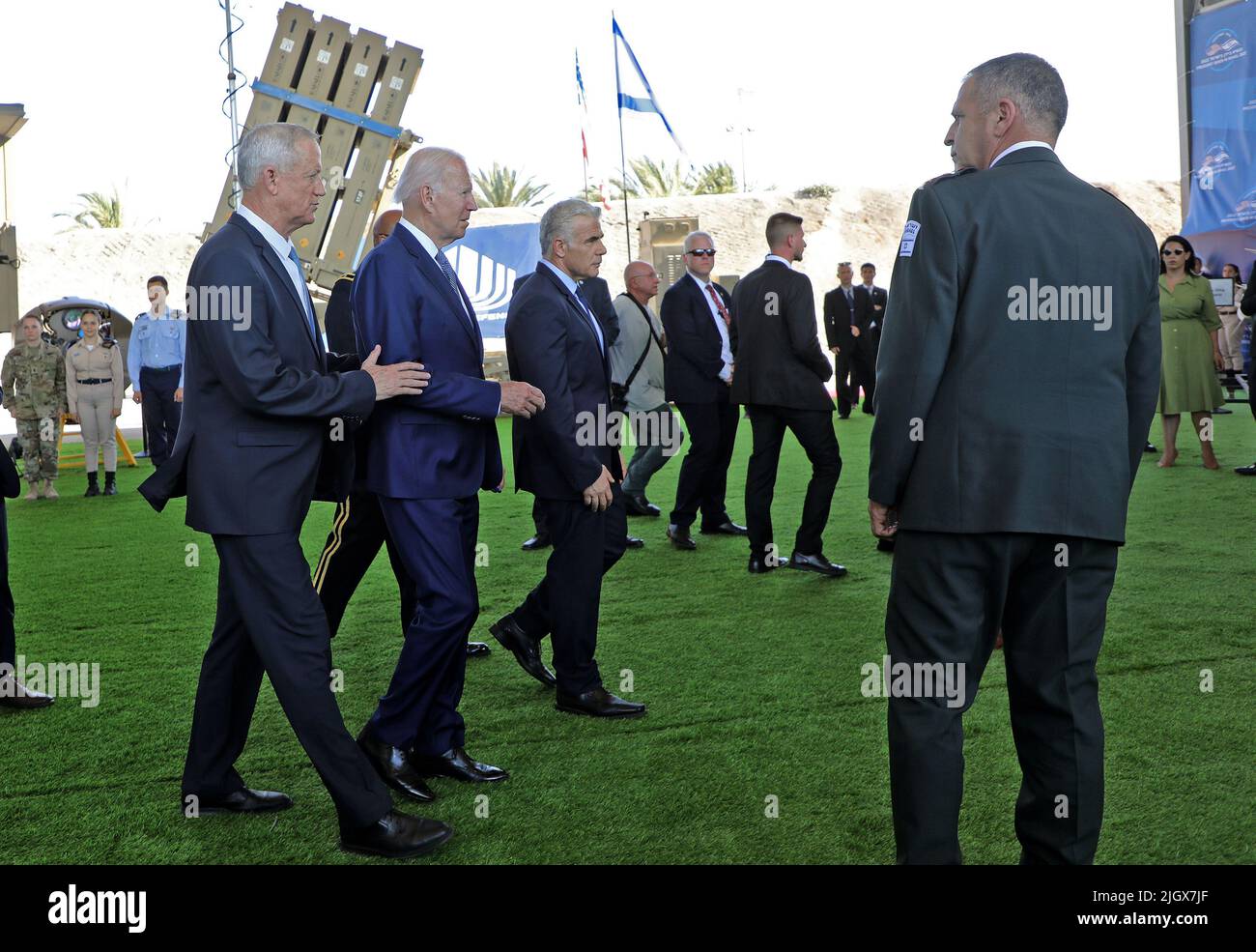 Tel Aviv, Israël. 13th juillet 2022. Le président américain Joe Biden (2nd, L), le premier ministre israélien Yair Lapid et le ministre de la Défense israélien Benny Gantz (L) se promènaient mercredi devant le système de défense du dôme de fer d'Israël lors d'une visite à l'aéroport Ben Gurion près de tel Aviv, Israël, 13 juillet 2022. Photo de piscine par GIL Cohen-Magen/UPI crédit: UPI/Alay Live News Banque D'Images