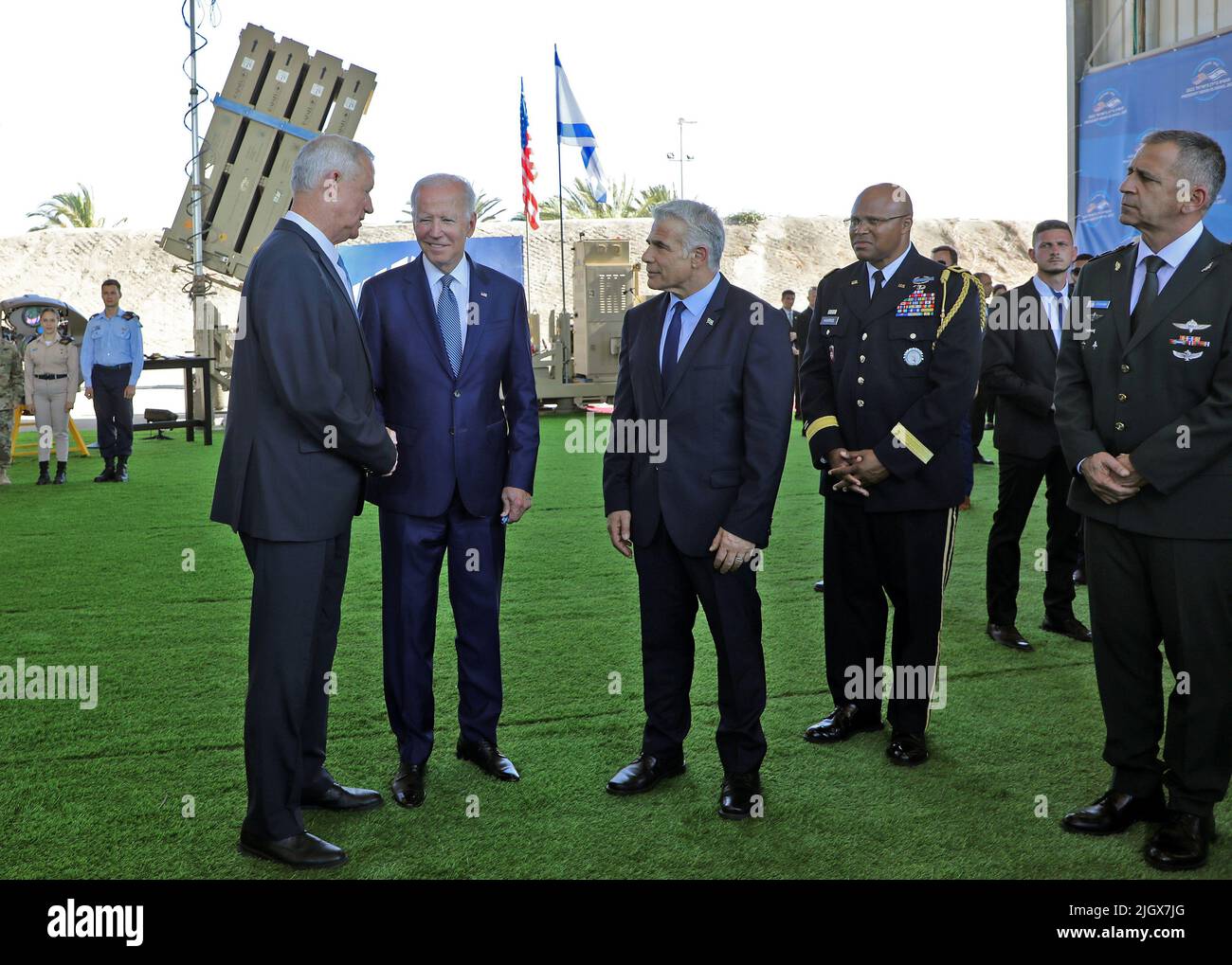 Tel Aviv, Israël. 13th juillet 2022. Le président américain Joe Biden (2nd, L), le premier ministre israélien Yair Lapid, le ministre de la Défense israélien Benny Gantz (L) et l'Attache de la Défense américaine en Israël le brigadier général Shawn A. Harris (R) se tiennent devant le système de défense Iron Dome d'Israël lors d'une visite à l'aéroport Ben Gurion près de tel Aviv, Israël mercredi, 13 juillet 2022. Photo de piscine par GIL Cohen-Magen/UPI crédit: UPI/Alay Live News Banque D'Images