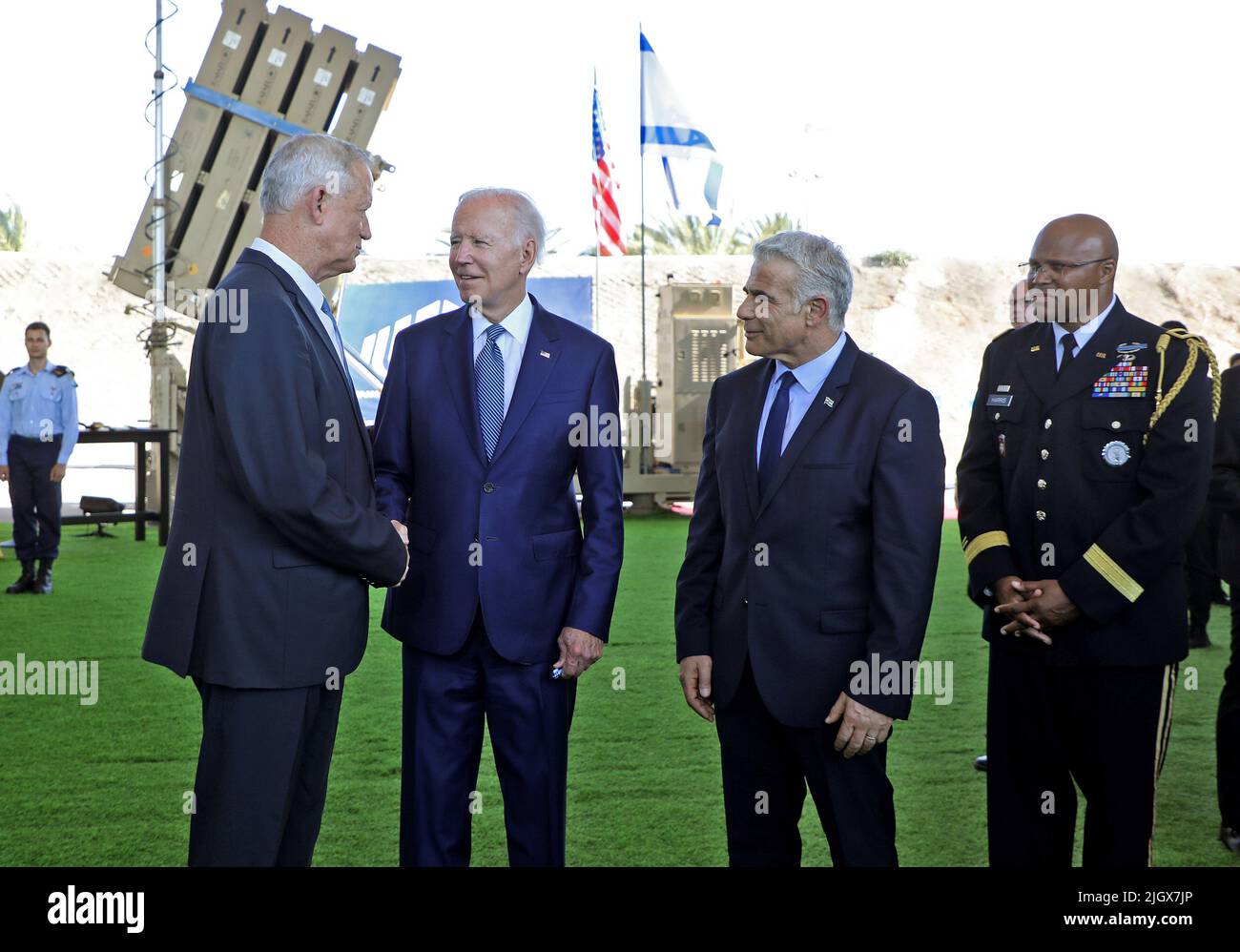 Tel Aviv, Israël. 13th juillet 2022. Le président américain Joe Biden (2nd, L), le premier ministre israélien Yair Lapid, le ministre de la Défense israélien Benny Gantz (L) et l'Attache de la Défense américaine en Israël le brigadier général Shawn A. Harris (R) se tiennent devant le système de défense Iron Dome d'Israël lors d'une visite à l'aéroport Ben Gurion près de tel Aviv, Israël mercredi, 13 juillet 2022. Photo de piscine par GIL Cohen-Magen/UPI crédit: UPI/Alay Live News Banque D'Images