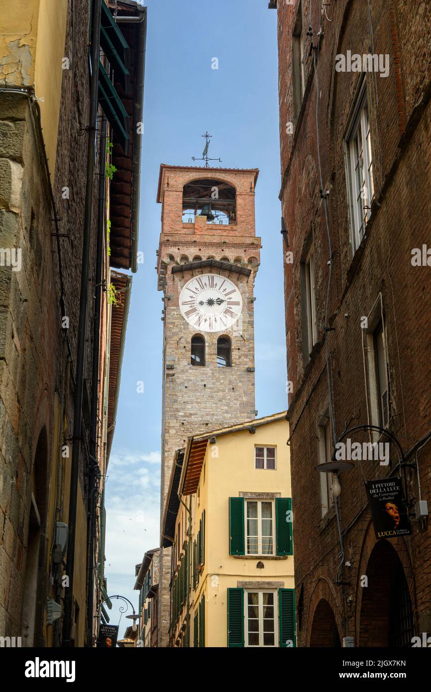 Torre delle Ore C Tour des heures à Lucques, Italie. Une tour de 13th siècles construite par une famille privée dans le cadre de leur résidence. Une horloge était en retard Banque D'Images