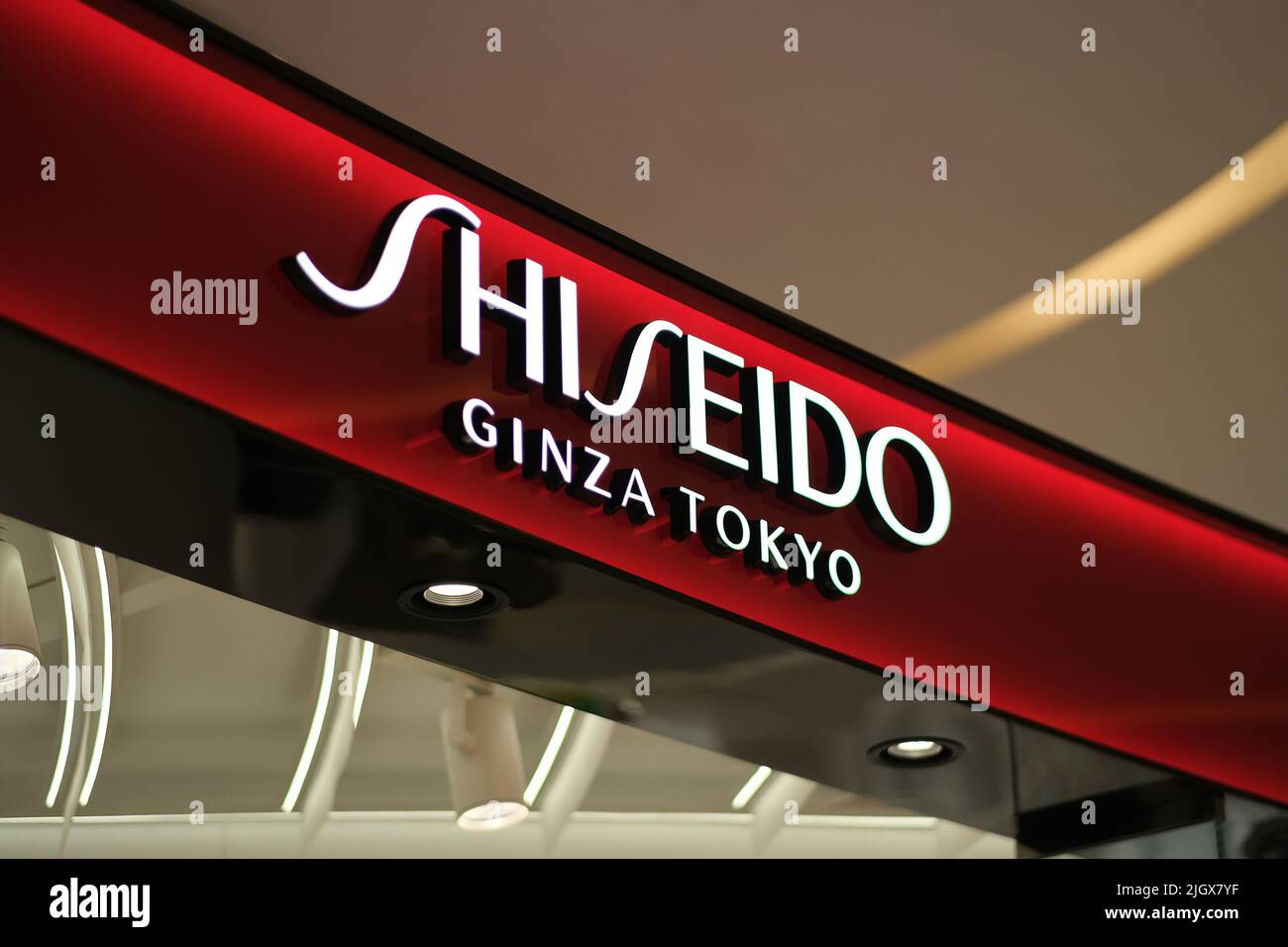 Shanghai,Chine-Déc.2021: Gros plan du logo Shiseido sur la boutique de  cosmétiques. Marque japonaise de soins de la peau Photo Stock - Alamy