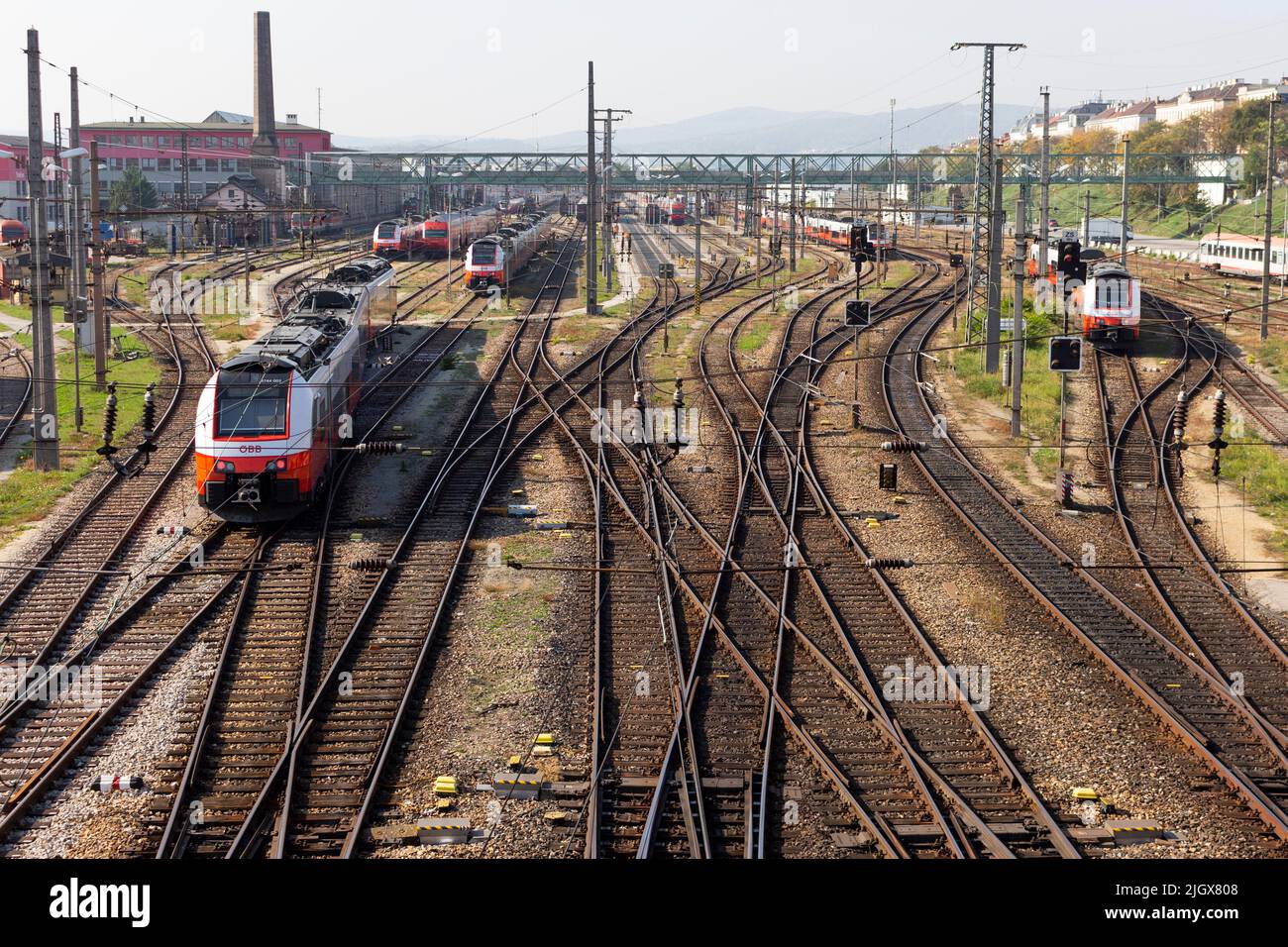 VIENNE, AUTRICHE - 11 octobre 2018 : Westbahnhof (gare de l'Ouest) et ses voies ferrées et trains à Vienne, Autriche Banque D'Images