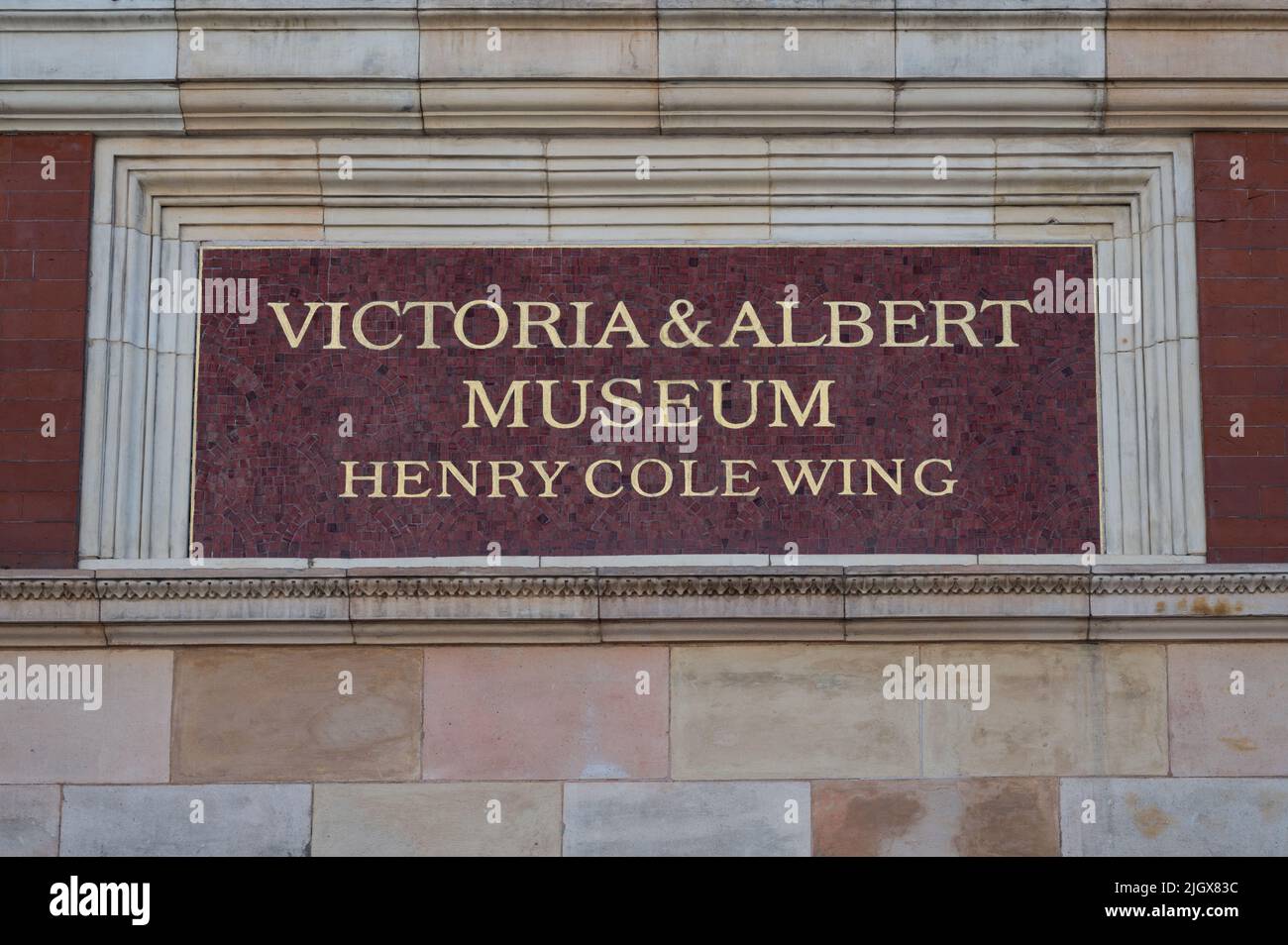 Plaque de nom en mosaïque sur la façade de l'aile Henry Cole du Victoria and Albert Museum. Exhibition Road, South Kensington, Londres, Angleterre, Royaume-Uni Banque D'Images