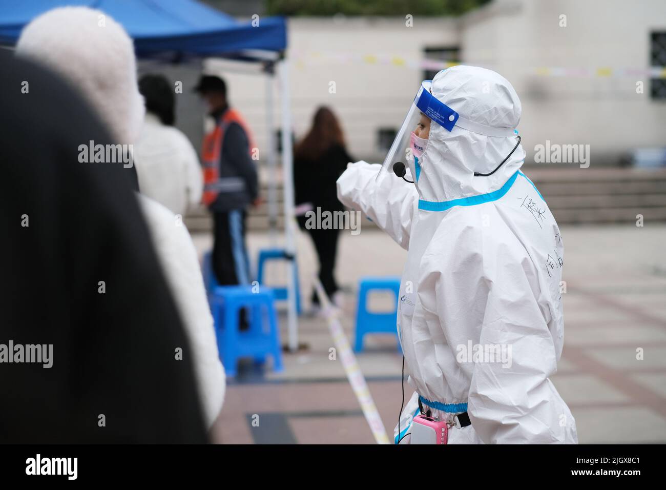 Shanghai,Chine-19 mars 2022: Le travailleur médical maintient l'ordre des personnes pour recevoir le test d'acide nucléique pour Covid-19 dans la communauté locale. Shanghai est Banque D'Images