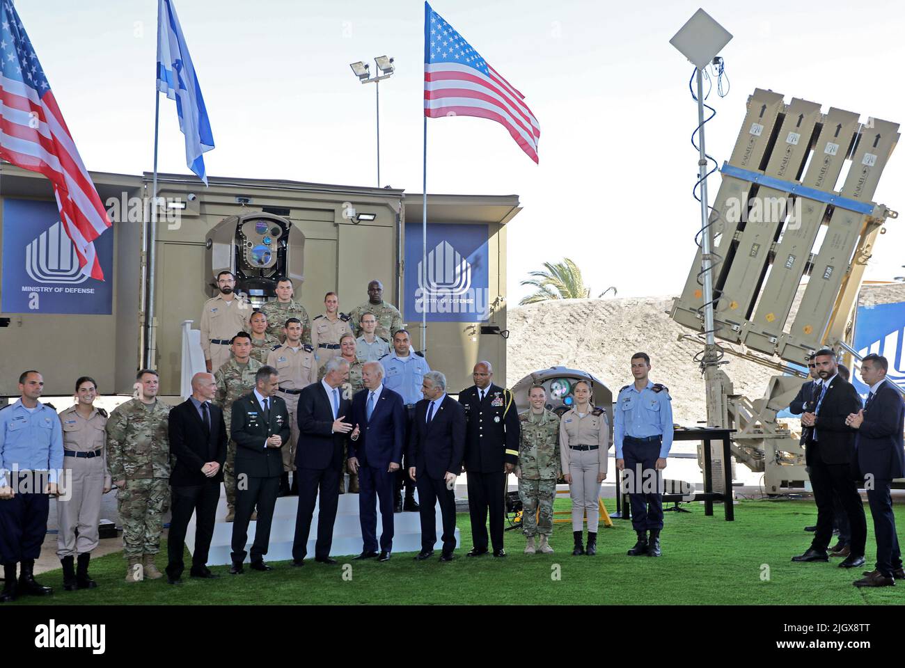 Tel Aviv, Israël. 13th juillet 2022. Le président américain Joe Biden et le ministre de la Défense israélien Benny Gantz ont une rencontre avec le premier ministre israélien Yair Lapid et l'Attacche de la Défense des États-Unis en Israël le général de brigade Shawn A. Harris, devant le système de défense Iron Dome d'Israël, lors d'une visite à l'aéroport Ben Gurion près de tel Aviv, Israël, mercredi, 13 juillet 2022. Photo de piscine par GIL Cohen-Magen/UPI crédit: UPI/Alay Live News Banque D'Images