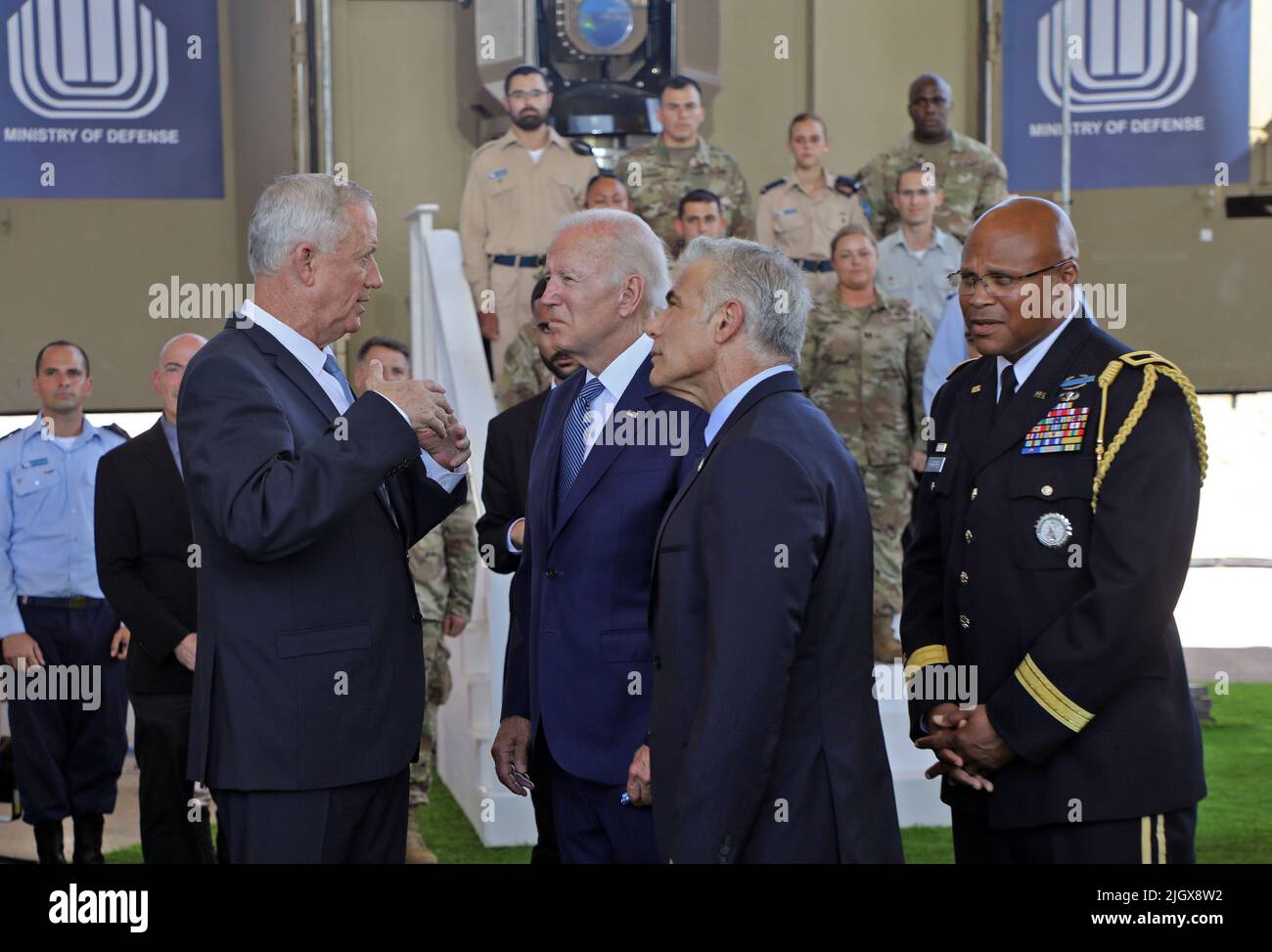 Tel Aviv, Israël. 13th juillet 2022. Le président américain Joe Biden (2nd, L), le premier ministre israélien Yair Lapid, le ministre de la Défense israélien Benny Gantz (L) et l'Attache de la Défense américaine en Israël le brigadier général Shawn A. Harris (R) se tiennent devant le système de défense Iron Dome d'Israël lors d'une visite à l'aéroport Ben Gurion près de tel Aviv, Israël mercredi, 13 juillet 2022. Photo de piscine par GIL Cohen-Magen/UPI crédit: UPI/Alay Live News Banque D'Images
